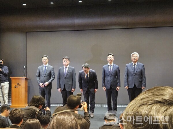 유영상 SK텔레콤 CEO(가운데)가 회사 임원들과 해킹으로 피해를 입은 고객들에게 사과를 표하고 있다. / 사진=양대규 기자
