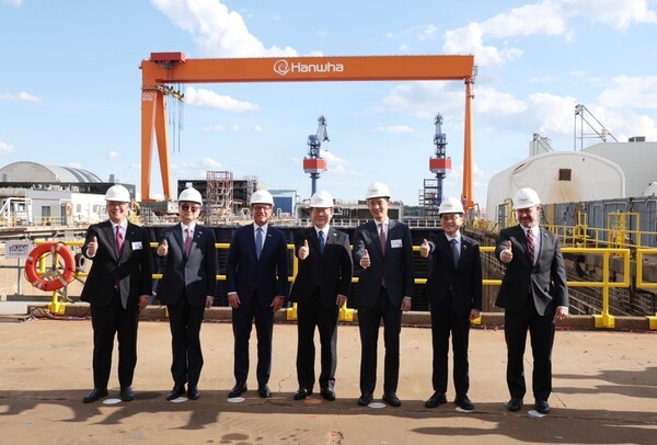 이재명 대통령이 26일(현지시간) 미국 필라델피아의 한화 필리조선소에서 시찰 후 김동관 한화그룹 부회장 등과 기념촬영을 하고 있다. 오른쪽 두번째부터 김정관 산업통상자원부 장관, 김동관 한화그룹 부회장, 이 대통령, 시 샤피로 펜실베이니아 주지사. / 사진=연합뉴스