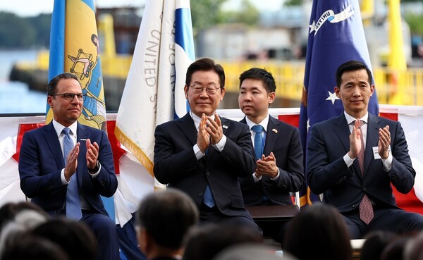 이재명 대통령이 26일(현지시간) 미국 필라델피아의 한화 필리조선소에서 열린 '스테이트 오브 메인'호 명명식에서 박수치고 있다. 오른쪽부터 김동관 한화그룹 부회장, 이 대통령, 시 샤피로 펜실베이니아 주지사. / 사진=연합뉴스