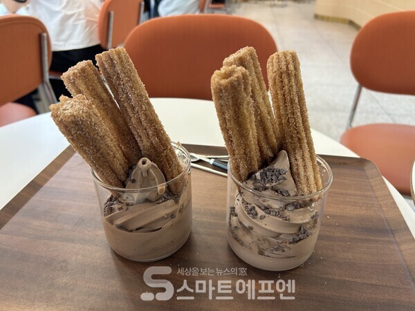 쇼콜라 팔레트의 인기메뉴 '초콜릿 아이스크림 츄러스'의 모습./사진=김선주 기자