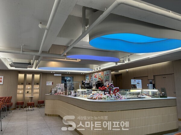 중앙 카운터에는 디저트 메뉴와 초콜릿을 직접 볼 수 있도록 쇼케이스가 마련돼 있다./사진=김선주 기자