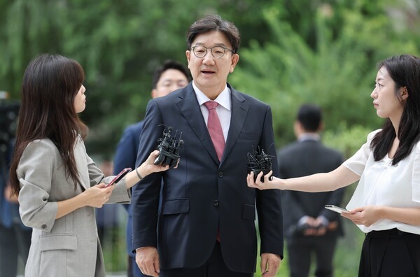 통일교 청탁 의혹을 받는 국민의힘 권성동 의원이 27일 서울 종로구 KT광화문빌딩에 마련된 김건희 여사 관련 의혹을 수사하는 민중기 특별검사팀 사무실에 피의자 신분으로 출석, 취재진 질문에 답하고 있다. / 사진=연합뉴스