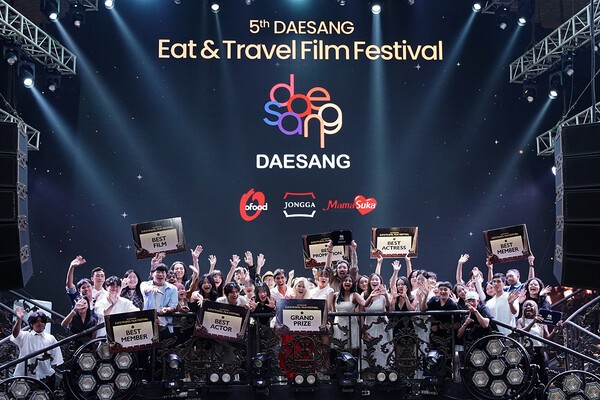 지난 24일 인도네시아 발리에서 열린 ‘5th DAESANG E.T.F.F.’ 시상식에서 참가자들이 단체사진을 촬영하고 있다./사진=대상