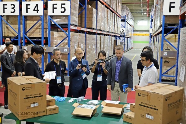 WHO 합동외부평가 평가단이 한컴라이프케어 방역물자 비축센터를 방문했다. /사진=한컴라이프케어