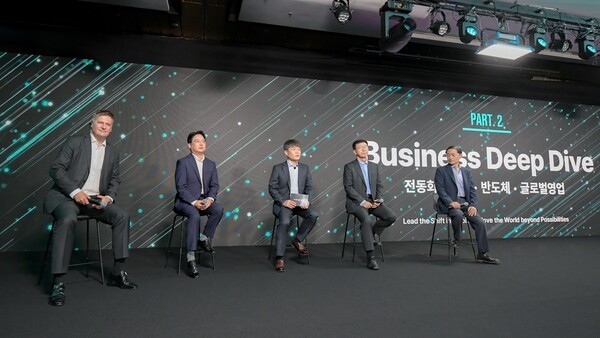 27일 여의도 페어몬트호텔에서 열린 에서 현대모비스 경영진이 전동화와 전장, 반도체, 글로벌 영업 등 부문별 세부 실행 전략을 설명하고 있다. 왼쪽부터 현대모비스 영업부문 악셀 마슈카 부사장, 반도체사업담당 박철홍 전무, 이규석 사장, 전장BU 정수경 부사장, 전동화/모듈BU 김선섭 부사장. /사진=현대모비스