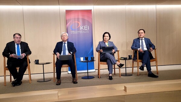 (왼쪽부터) 스콧 스나이더 KEI 소장, 이상현 세종연구소 수석 연구위원, 유명희 전 통상교섭본부장, 정철 한국경제연구원 원장. /사진=연합뉴스