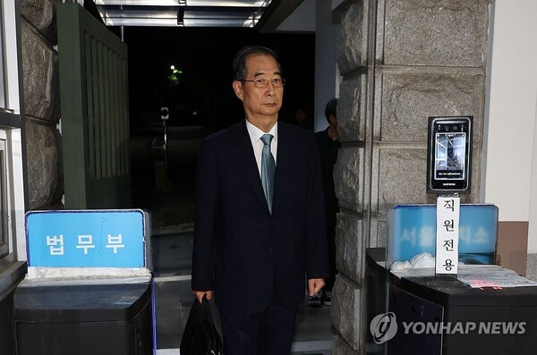 윤석열 전 대통령의 내란 방조 및 위증 등 혐의를 받는 한덕수 전 국무총리가 27일 구속영장이 기각돼 경기도 의왕 서울구치소를 나서고 있다./사진=연합뉴스