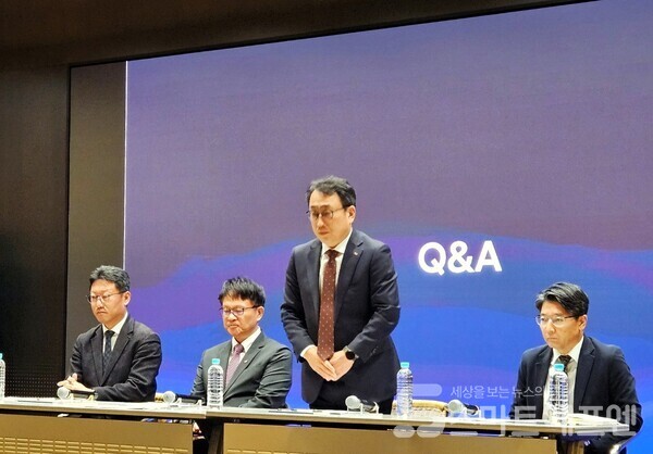 유영상 SK텔레콤 대표이사(왼쪽 세번째)가 서울 을지로 SKT타워에서 진행된 설명회 Q&A 시간에 참석해 기자들의 질문에 답을 하고 있다. / 사진=양대규 기자