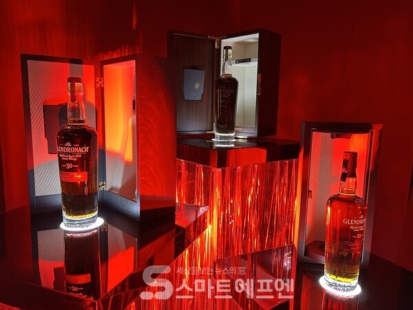 한국브라운포맨이 지난달 28일 서울 중구 신라호텔 영빈관 에메랄드홀에서 셰리 캐스크 숙성 싱글몰트 위스키 '더 글렌드로낙'의 고연산 시리즈 '울트라 프리미엄 라인' 출시를 맞아 프리뷰 행사를 열었다./사진=김선주 기자