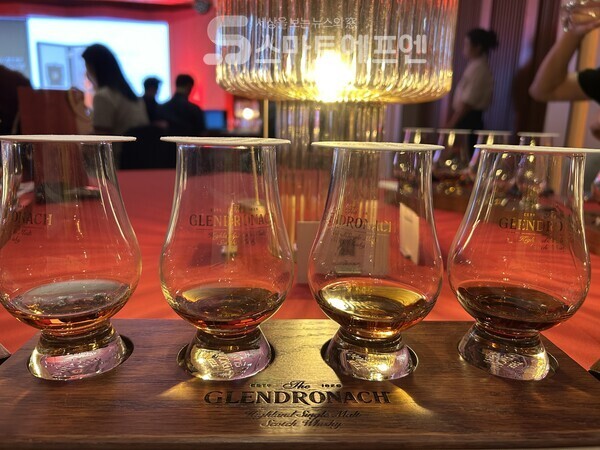 사진 왼쪽부터 더 글렌드로낙 15년, 18년, 21년, 30년의 모습이다./사진=김선주 기자