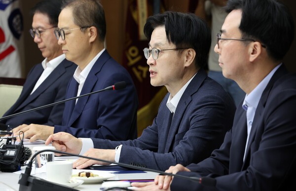 김정관 산업통상자원부 장관이 지난 20일 서울 중구 대한상공회의소에서 열린 석유화학업계 사업재편 자율협약식에서 모두 발언을 하고 있다. /사진=연합뉴스