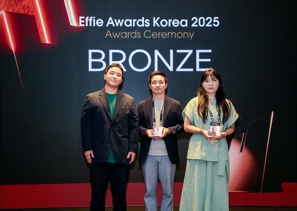 ’컴투스프로야구’ 시리즈 캠페인 ’에피 어워드 코리아’ 시상식 사진_컴투스 서현욱 실장(가운데) /사진 =컴투스