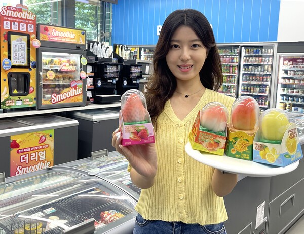 GS25에서 모델이 프로즌 소르베 상품을 들고 있다./사진=GS리테일 