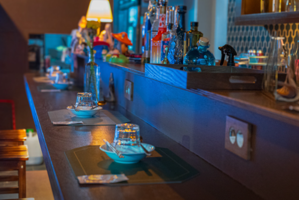 부산 연제구에서 전통주를 판매하는 한 주점의 모습. 인테리어로 곳곳에 전통주병과 막걸리병은 배치했다./사진=부산 영래 