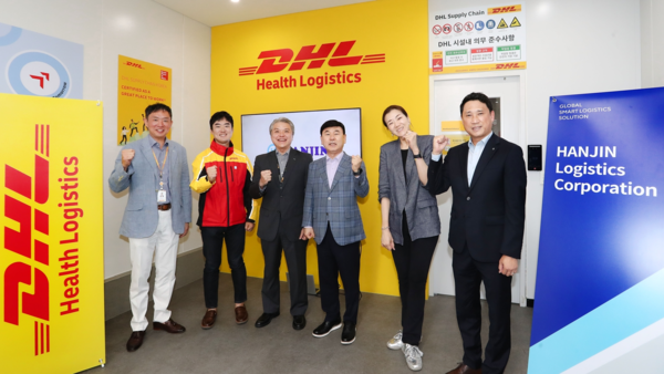 한진과 DHL서플라이체인 코리아가 국내 공동 물류센터 개소식을 열었다. 왼쪽 첫 번째부터 DHL서플라이체인 코리아 한동원 상무, 세 번째 DHL서플라이체인 코리아 에드먼드 슝 대표이사, 한진 노삼석 대표이사 사장, 한진 조현민 사장이 기념촬영을 하고 있다. /사진=한진