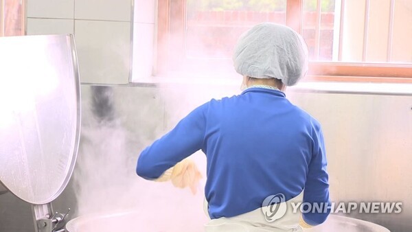 정부가 업무상 질병과 관련한 산업재해 처리 절차를 개편해 지난해 평균 227.7일 걸리던 산업재해 처리 기간을 오는 2027년까지 120일로 절반 가까이로 단축하기로 했다. 학교 급식실에서 조리하는 조리사./사진=연합뉴스