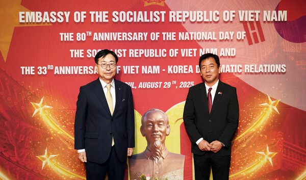 임진달 HS효성첨단소재 대표이사(왼쪽)가 부 호(Vu Ho)주한 베트남 대사(오른쪽)와 기념촬영을 하고있다. /사진=HS효성