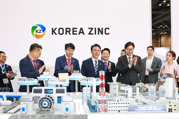 김민석 국무총리(왼쪽 4번째), 박형준 부산시장(왼쪽 6번째), 백순흠 고려아연 사장(왼쪽 3번째) 등 주요 관계자가 기후산업국제박람회 고려아연 전시 부스를 둘러보고 있다./사진=고려아연