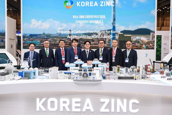 김정관 산업통상자원부 장관(오른쪽 4번째)과 백순흠 고려아연 사장(왼쪽 4번째), 이상훈 한국에너지공단 이사장(왼쪽 3번째) 등 주요 관계자가 기후산업국제박람회 고려아연 전시에서 기념촬영을 하는 모습. /사진=고려아연