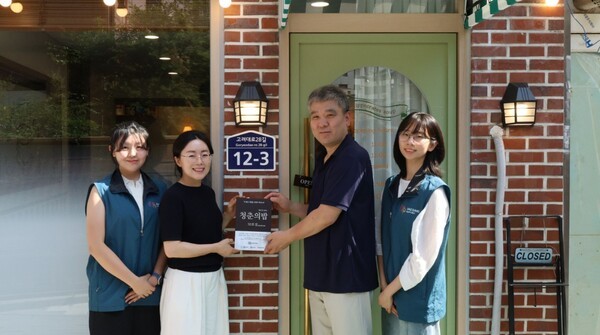 서울 성북구 '히포크라테스 스프'에서 열린 '청춘의 밥' 프로젝트 50호점 현판식에서 김경숙 대상주식회사 ESG경영실장(좌측부터 두 번째)과 김혁 '히포크라테스 스프' 대표(좌측부터 세 번째)가 대상 대학생봉사단원들과 기념사진을 촬영하고 있다. / 사진=대상그룹