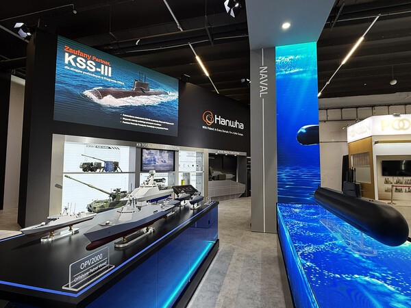 폴란드 키엘체에서 열리는 국제 방위산업 전시회(MSPO 2025)에 참가한 한화 부스에 장보고-III 배치-II 등 주요 제품이 전시돼 있다. /사진=한화