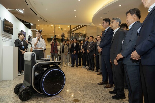  (앞줄 좌측부터) 강희업 국토교통부 2차관, 현대차·기아 AVP본부 송창현 사장이 현대차·기아의 나노모빌리티를 관람하고 있다. /사진=현대차·기아