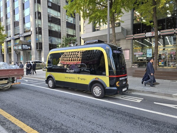 청계천에서 임시운행 중인 42dot 자율주행 버스./사진=김동하 기자