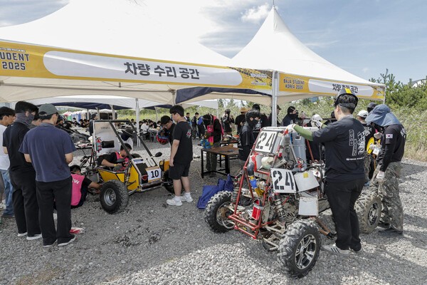 한국GM은 지난 8월 말 전북 군산 새만금자동차경주장에서 열린 '2025 대학생 자작자동차대회'에 후원사로 참여해 다양한 차량 전시와 현장 프로그램을 통해 미래 자동차 인재 육성에 기여했다고 2일 밝혔다. /사진=한국GM