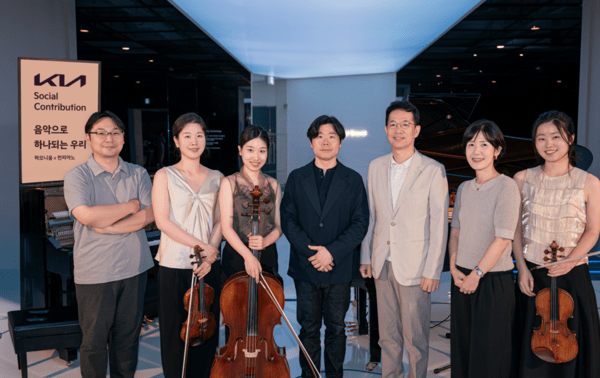 (오른쪽 세번째) 기아 지속가능경영실장 이덕현 상무, (오른쪽 네번째) 서울대학교 음악대학 박종화 교수 등이 연주자들과 기념 촬영을 하고 있다. /사진=기아