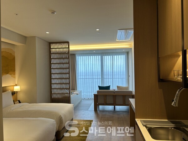 반얀트리 서울을 운영하는 반얀그룹이 한국에서 처음 선보인 레지던스형 리조트, 카시아 속초의 객실 내부 모습이다. 자쿠지와 거실, 주방을 갖췄다./사진=김선주 기자