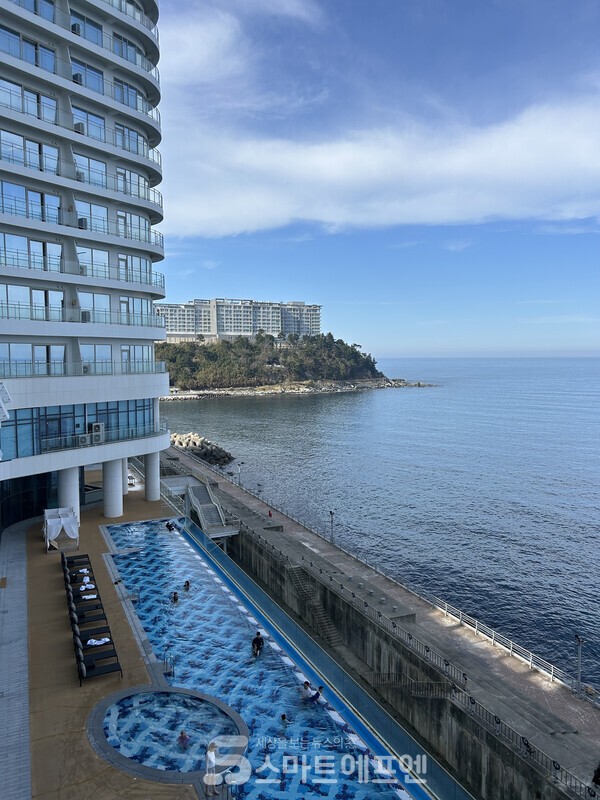 카시아 속초 야외 수영장의 모습./사진=김선주 기자