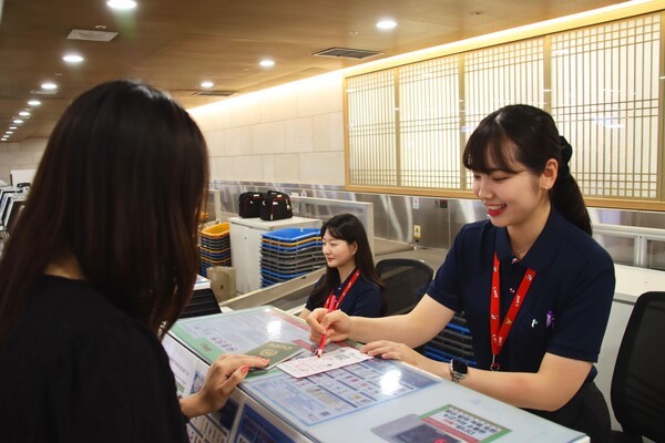 티웨이항공은 이달부터 소노호텔앤리조트와 제휴를 맺고 소노호텔앤리조트 상품권을 티웨이항공 국내 공항 지점에서 사용할 수 있도록 한다고 2일 밝혔다. /사진=티웨이항공