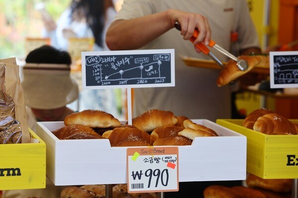 서울 성동구 글로우 성수에 마련된 유튜버 경제유튜버 슈카의 ETF 베이커리 팝업 스토어에 990원 소금빵이 진열돼 있다. / 사진=연합뉴스