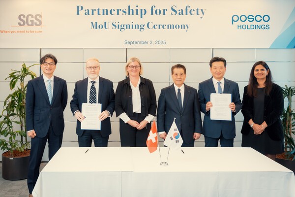 포스코그룹이 2일(현지 시간) 스위스 제네바에서 SGS社와 포스코그룹 안전 관리 체계 혁신을 위한 MOU를 맺었다. 사진 왼쪽 두번째 부터 SGS 말콤 리드(Malcolm Reid) 유럽 총괄, 마르타 블라치코바(Marta Vlatohkova) CFO, 포스코그룹 장인화 회장. /사진=포스코그룹