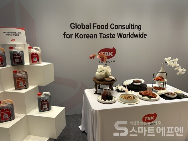 더본코리아가 3일 오전 서울 중구 신라호텔 영빈관에서 ‘TBK(The Born Korea)’ 글로벌 B2B 소스 론칭 시연회를 열고, 글로벌 유통 사업 전략을 발표했다./사진=김선주 기자