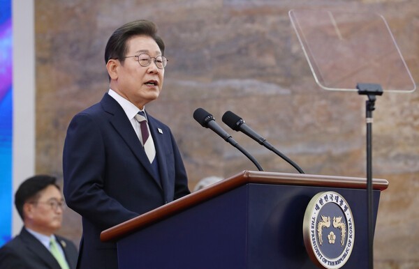 이재명 대통령이 6월 4일 취임 연설에서 "모든 국가역량이 국민을 위해 온전히 쓰이는 진정한 민주공화국을 만듭시다. 작은 차이를 넘어 서로를 인정하고 존중하며, 국민이 주인인 나라, 국민이 행복한 나라, 진짜 대한민국을 향해 함께 나아갑시다."고 말했다. /사진=국회사진기자단