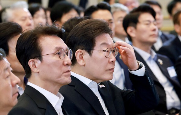 이재명 대통령이 8월 13일 청와대 영빈관에서 열린 국정기획위원회 국민보고대회에서 국정 과제 발표를 듣고 있다. /사진=연합