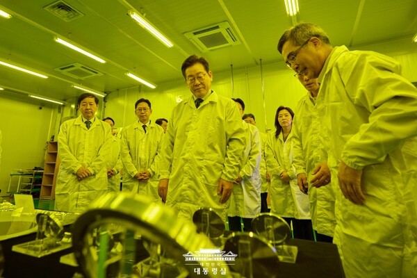 이재명 대통령이 9월 3일 경기 안산시에 있는 새솔다이아몬드공업을 찾았다. 새솔다이아몬드공업은 반도체 공정 주재료인 웨이퍼를 평탄화하는 부품을 생산하는 세계 시장 점유율 1위 첨단 강소기업이다. /사진=대통령실