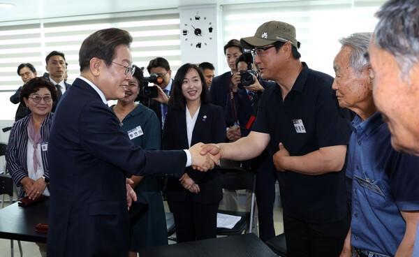 이재명 대통령이 6월 13일 경기도 파주시 장단면 행정복지센터에서 접경지 주민 간담회 참석자들과 인사하고 있다. /사진=대통령통신사진기자단