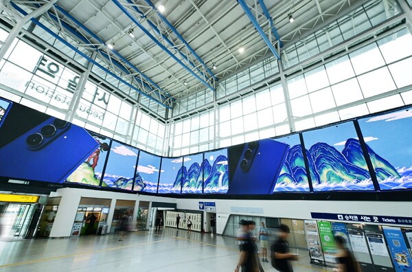 '갤럭시 Z 폴드7 ·Z 플립7'을 주제로 서울역 역사 내부에 초대형 미디어아트 광고를 시작했다. /사진=삼성전자