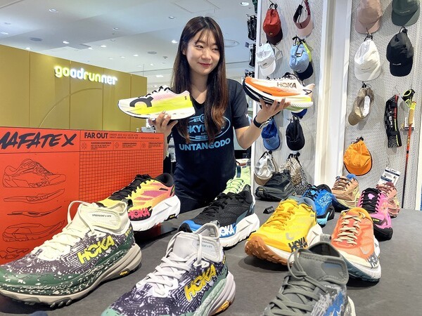 롯데백화점 부산본점 5층 굿러너컴퍼니 매장에서 직원이 다양한 러닝화를 소개하고 있다.   /사진=롯데백화점 부산본점