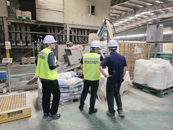 민간사업장 산업재해예방을 위한 정읍시청 관계자 안전보건지킴이 활동 모습. /사진=정읍시