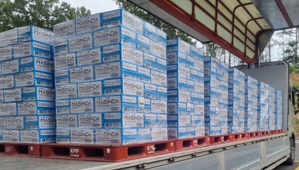 동아오츠카 가뭄으로 어려움을 겪고 있는 강원도 강릉에 음료 17만캔을 지원했다. /사진=동아오츠카