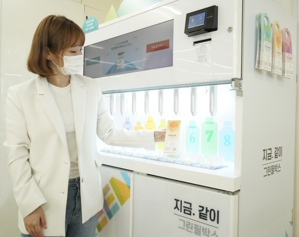 세븐일레븐은 롯데알미늄, 플랜드비뉴와 함께 세븐일레븐 산천점(서울 용산구 소재)에서 자판기 형태의 친환경 리필 스테이션 '그린필박스'를 2021년 시범 운영했지만 현재는 운영하지 않고 있다./사진=세븐일레븐 