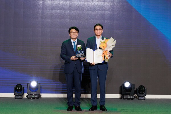 포스코가 9월 4일 열린 우수공동훈련센터 시상식에서 성과평가 우수기관상을 받았다. 사진 왼쪽부터 한국산업인력공단 이우영 이사장, 포스코 신경철 경영지원본부장. /사진=포스코