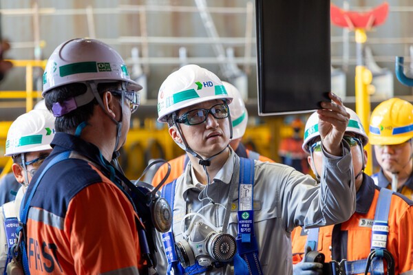 HD현대 정기선 수석부회장이 4일 전남 영암군에 위치한 HD현대삼호 조선소를 찾아 주요 생산 설비와 고위험 작업 현장을 점검했다. /사진=HD현대