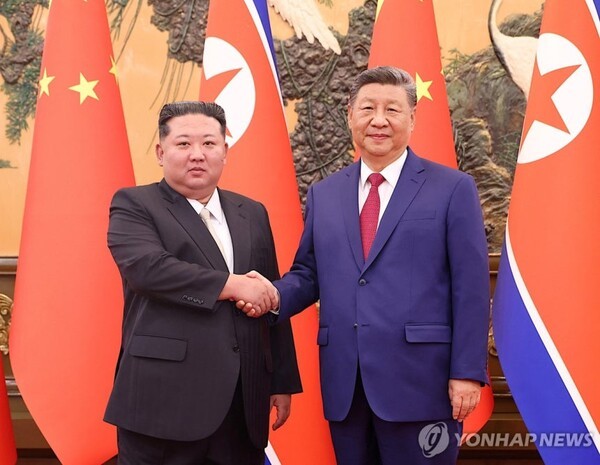 4일(현지시간) 중국 베이징서 회담 가진 북중 정상.       /사진=연합뉴스