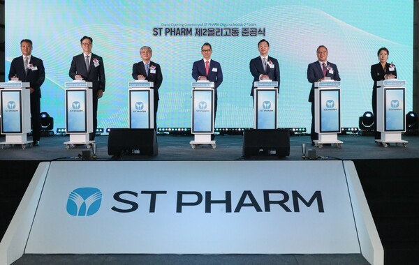 (사진 왼쪽부터) 임진석 에스티팜 생산본부장, 김민영 동아쏘시오홀딩스 사장, 성무제 에스티팜 사장, 강정석 동아쏘시오위원회 위원장, 정재훈 동아에스티 사장, 백상환 동아제약 사장, 박윤이 아벤종합건설 사장. /사진=동아쏘시오그룹