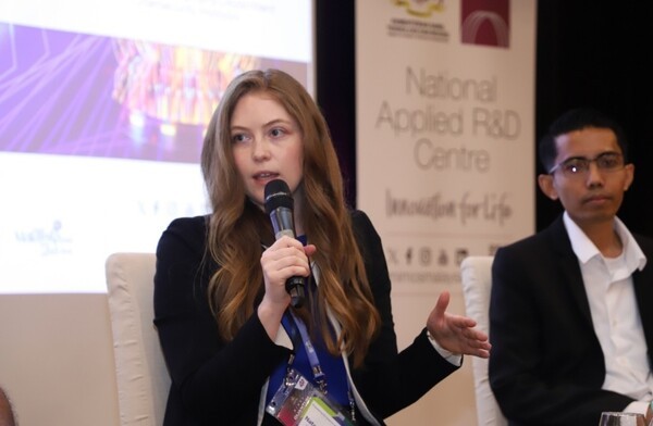 나타샤 코박스 SDT 사업전략담당이 지난 2월 말레이시아 MIMOS가 주최한 Quantum Day 행사에서 발표를 하고 있다. / 사진=SDT