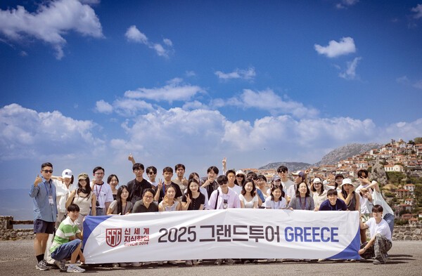 지식향연 그랜드 투어 참가자들이 그리스의 아라호바 마을에서 기념 사진을 촬영하고 있다./사진=신세계 